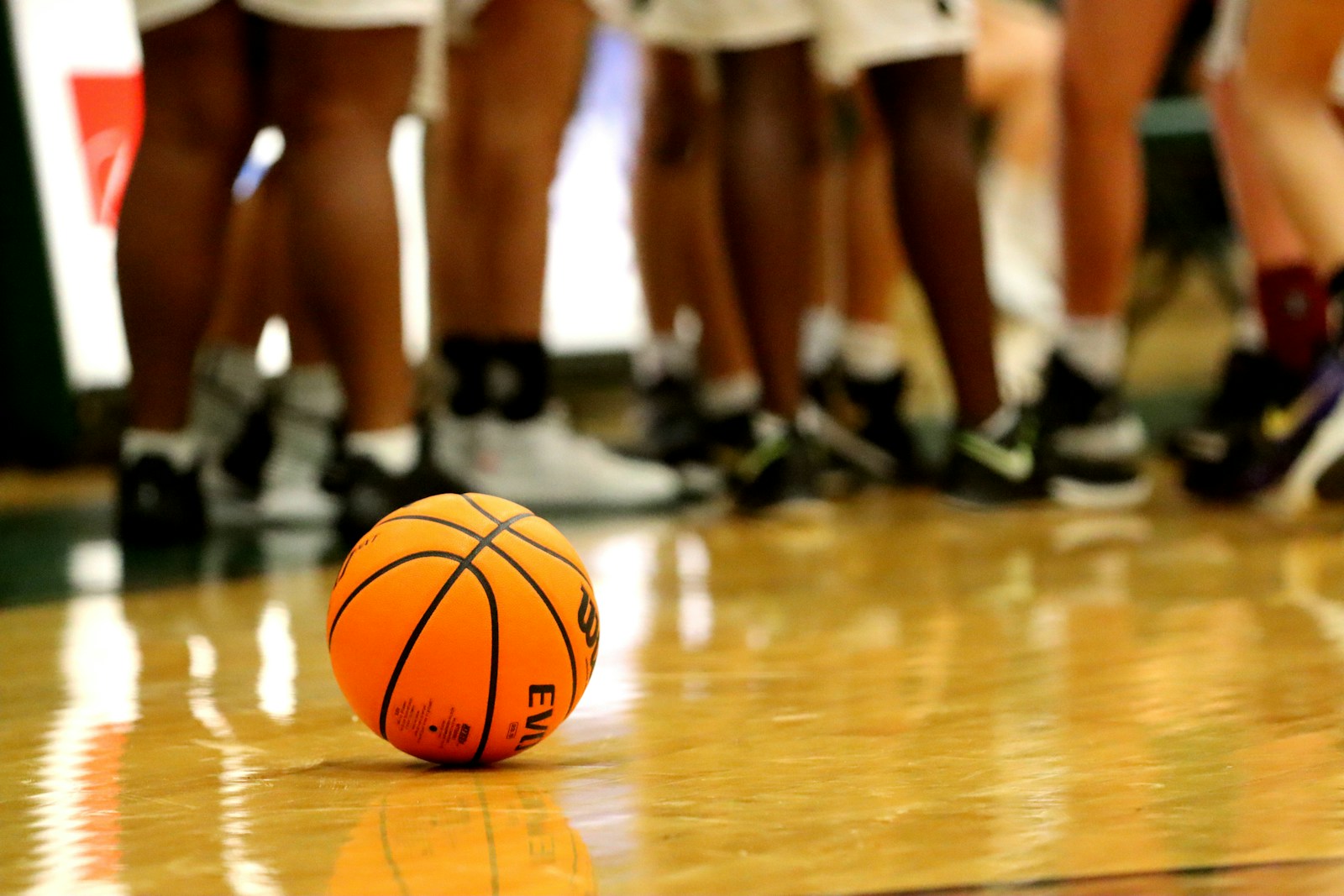 Parke sahada basketbol topu — temsili fotoğraf.