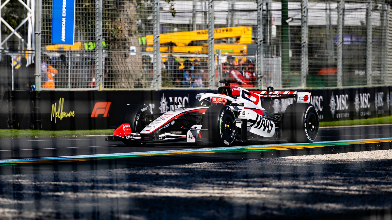 Pistte Formula 1 yarış otomobili — temsili fotoğraf.